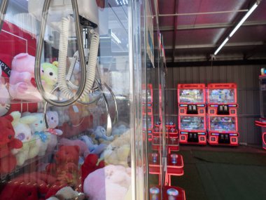 THAILAND - CHIANG-MAI, 10 Mart 2025: Bebek Yakalama Kabinesi, Chiang Mai pazarındaki hedef oyuncağı seçmek için vinç kullanmak zorunda..