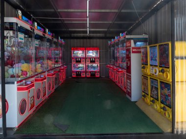 THAILAND - CHIANG-MAI, 10 Mart 2025: Bebek Yakalama Kabinesi, Chiang Mai pazarındaki hedef oyuncağı seçmek için vinç kullanmak zorunda..