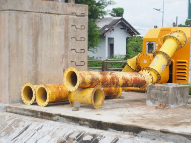 CHIANG MAI, Tayland 30 Eylül 2025: Büyük bir su pompası taşra bölgesinde seli önlemek için çalışıyor.