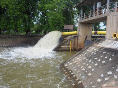 CHIANG MAI, Tayland 30 Eylül 2025: Büyük bir su pompası taşra bölgesinde seli önlemek için çalışıyor.