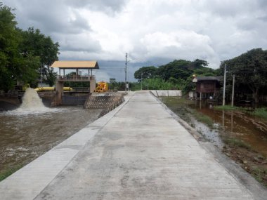 CHIANG MAI, Tayland 30 Eylül 2025: Büyük bir su pompası taşra bölgesinde seli önlemek için çalışıyor.