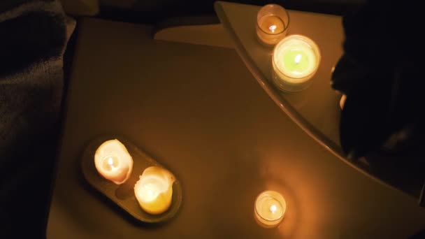 点着桌上的蜡烛蜡烛在黑暗的房间里 房子里没有电 城里停电了 能源危机概念 — 图库视频影像