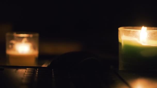 点着蜡烛 笔记本电脑和手机在桌上 蜡烛在黑暗的房间里 房子里没有电 城里停电了 能源危机概念 — 图库视频影像
