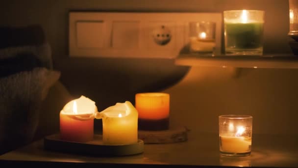蜡烛在黑暗的房间里 点着桌上的蜡烛和后面的插座房子里没有电 全市停电 能源危机概念 — 图库视频影像