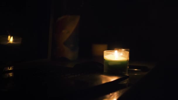 Палаючі Свічки Ноутбук Мобільний Телефон Столі Свічки Темній Кімнаті Ніякої — стокове відео