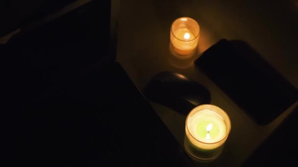 Svíčky Notebook Mobil Stole Svíčky Tmavé Místnosti Žádná Elektřina Domě — Stock video