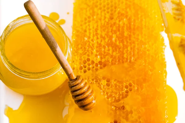 Μέλι Στο Γυάλινο Βάζο Μέλι Dipper Και Κηρήθρα Κοντά Λευκό — Φωτογραφία Αρχείου
