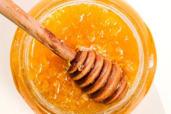 Μέλι Στο Γυάλινο Βάζο Και Μέλι Dipper Πάνω Όψη Λευκό — Φωτογραφία Αρχείου