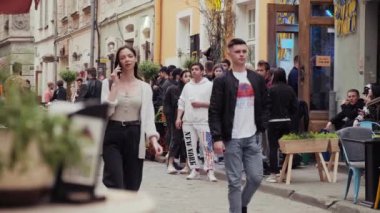 Eski şehrin kalabalık caddesi. Avrupa 'nın eski kasabası. Sokak kafeleri ve antik binaları olan Ukrayna şehri Lviv