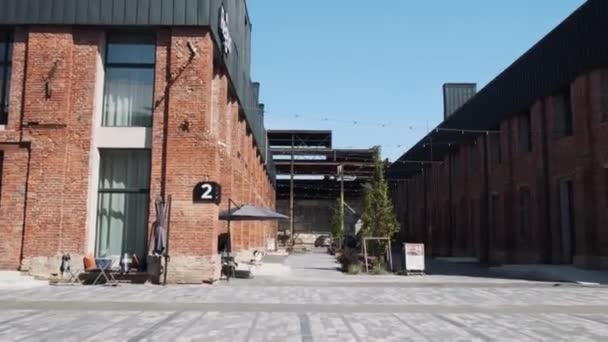 旧工場ビルはビジネスハブに改装されました ロフトスタイルで再建された古い植物 カフェ オフィス 公共のある赤レンガ工場のお店 — ストック動画