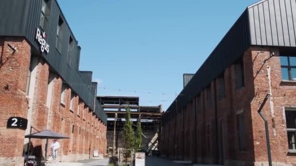 Oude Fabrieksgebouwen Gerenoveerd Tot Business Hub Oude Fabriek Herbouwd Loft — Stockvideo