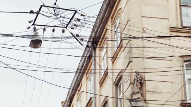 ヨーロッパの旧市街 旧建物やウクライナの都市リヴィウの電力線 中世建築 — ストック動画