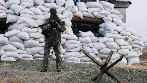 Voják Zbraní Vojenské Uniformě Stojí Před Barikádami Pytlů Pískem Protitankových — Stock video