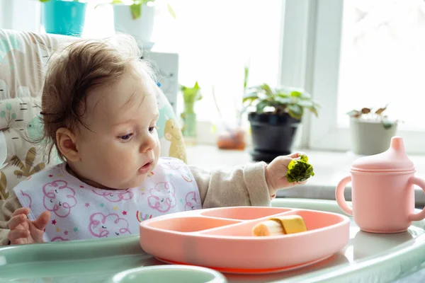 Carina Bambina Cerca Mangiare Suo Primo Pasto Svezzamento Led Bambini — Foto Stock