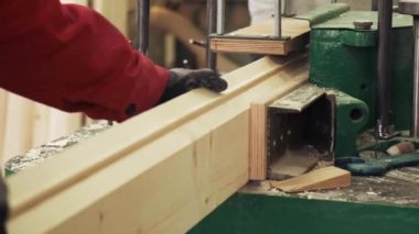 Marangoz, eklem planöründe ya da yüzey planöründe ahşap kalasla çalışır. Ahşap işleme makinesi mobilyalar için elementler üretiyor. dükkan, kereste üretimi.