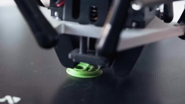 3Dプリンタが詳細を生成します 3Dプリンタマシン上の要素を印刷します 添加物製造工程 — ストック動画