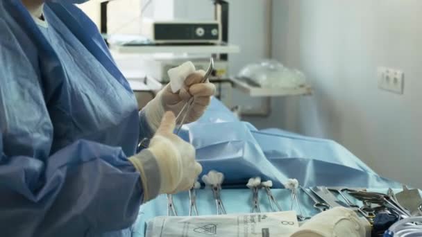 手術の準備 手術器具 手術室のテーブルの上に複数の手術ツール ゴム手袋で看護師の手をこすります 現代医学の概念 — ストック動画