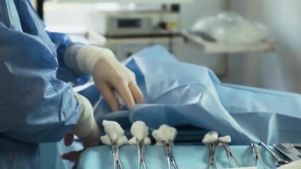 为手术做准备外科工具 手术室桌子上有多种手术器械 用橡胶手套擦拭护士的手 现代医疗概念 — 图库视频影像