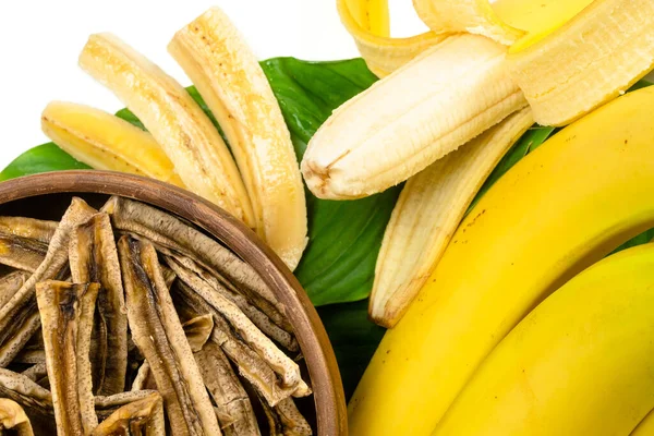 Suszone Banany Misce Świeże Banany Izolowane Białym Tle Kije Odwodnionej — Zdjęcie stockowe