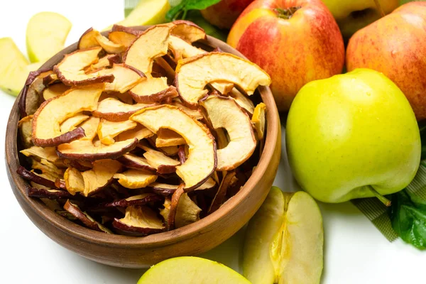 ボウルにアップルスライスと白を背景に新鮮なリンゴを乾燥させます リンゴの果物の脱水スナック 健康的な砂糖甘い食べ物はありません 砂糖漬けの果物 ストックフォト