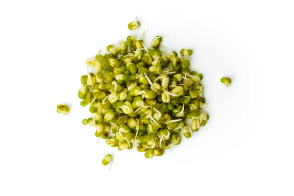 豆芽紧密相连 白色背景的绿草种子堆积如山 绿豆的发芽 Vigna Radiata Beans — 图库照片