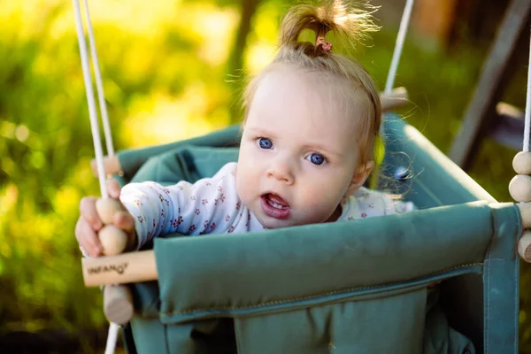 Uma Menina Gira Baloiço Balanço Bebê Árvore Jardim Infante Brincando — Fotografia de Stock