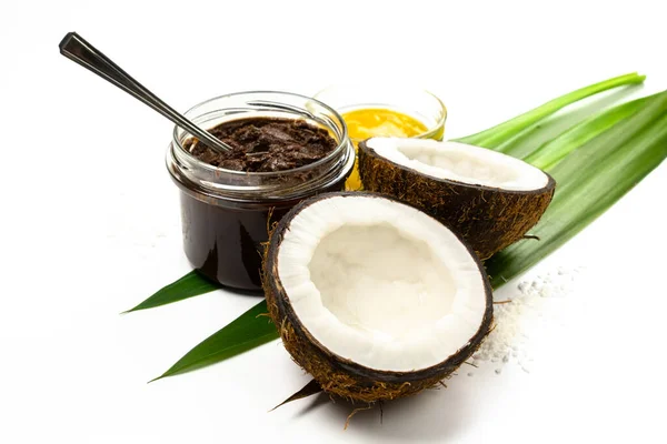 Kokosnusshälften Schokoladenpaste Und Honig Auf Weißem Hintergrund Hausgemachte Johannisbrotbutter Mit — Stockfoto