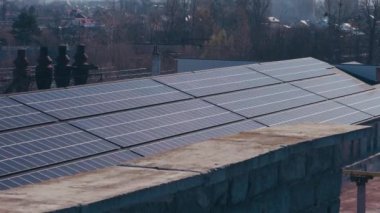 Sanayi binasının çatısındaki fotovoltaik güneş panelleri. Güneş panelleri ve mavi gökyüzü. Güneş panelleri sistem güç jeneratörleri. Alternatif enerji konsepti.
