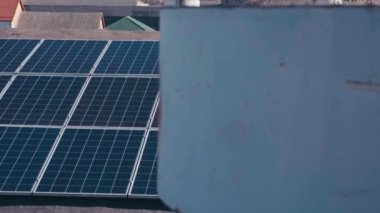 Sanayi binasının çatısındaki fotovoltaik güneş panelleri. Güneş panelleri ve mavi gökyüzü. Güneş panelleri sistem güç jeneratörleri. Alternatif enerji konsepti.