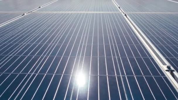 ソーラーパークの太陽光発電パネルが近づいています 晴れた日にはソーラーパネル ソーラーパネルシステム発電機 オルタナティブパワーエネルギーコンセプト — ストック動画
