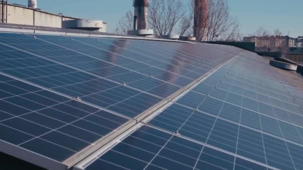 Panele Fotowoltaiczne Dachu Budynku Przemysłowego Panele Słoneczne Błękitne Niebo Elektrownie — Wideo stockowe