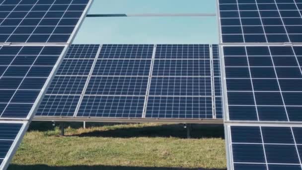 Fotovoltaïsche Zonnepanelen Een Zonnepark Zonnepanelen Groen Gras Blauwe Lucht Energiegeneratoren — Stockvideo