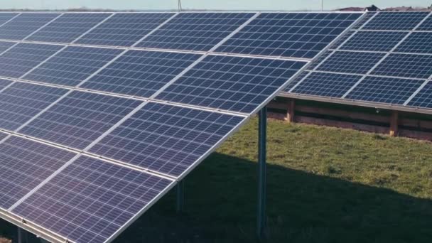 Panele Fotowoltaiczne Parku Słonecznym Panele Słoneczne Zielonej Trawie Błękitnym Niebie — Wideo stockowe