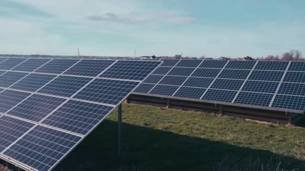 Fotovoltaïsche Zonnepanelen Een Zonnepark Zonnepanelen Groen Gras Blauwe Lucht Energiegeneratoren — Stockvideo