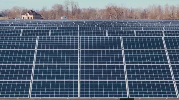 太阳能公园里的光伏太阳能电池板 绿草蓝天上的太阳能电池板 太阳能电池板系统发电机 替代能源概念 — 图库视频影像