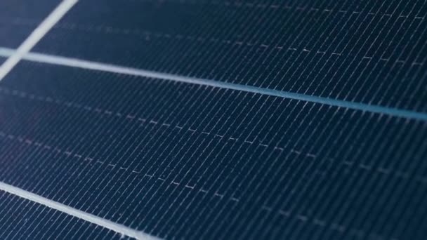 ソーラーパークの太陽光発電パネルが近づいています 晴れた日にはソーラーパネル ソーラーパネルシステム発電機 オルタナティブパワーエネルギーコンセプト — ストック動画