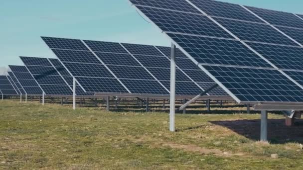 Güneş Parkındaki Fotovoltaik Güneş Panelleri Yeşil Çimenler Mavi Gökyüzündeki Güneş — Stok video