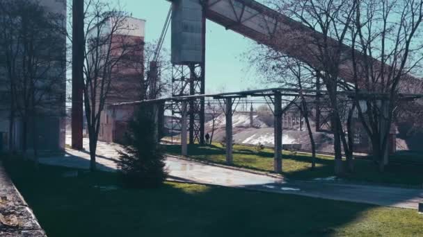 Endüstriyel Üretim Bölgesindeki Çimento Fabrikası Çimento Ambarları Endüstriyel Kamyonlar Üretim — Stok video