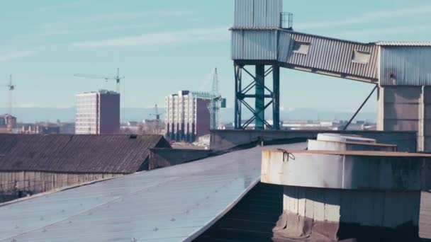 Sanayi Binasının Çatısındaki Fotovoltaik Güneş Panelleri Güneş Panelleri Mavi Gökyüzü — Stok video