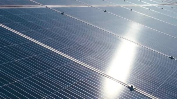Fotovoltaické Solární Panely Solárním Parku Zblízka Sluneční Panely Slunečného Dne — Stock video