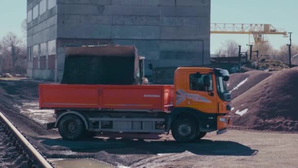 Zementfabrik Industriegebiet Zementsilos Und Flurförderzeuge Bagger Lädt Schotter Einen Kipper — Stockvideo