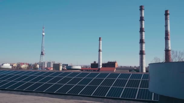 Panouri Solare Fotovoltaice Acoperișul Clădirii Industriale Panouri Solare Cer Albastru — Videoclip de stoc