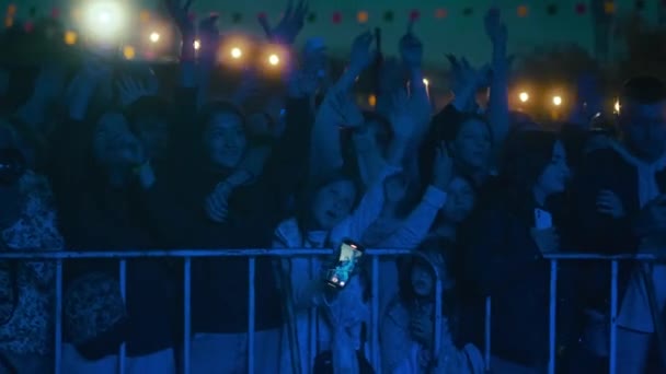 Mensen Het Concert Een Menigte Met Lichten Muziekshow Publiek Die — Stockvideo
