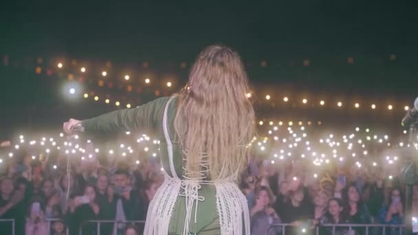 Konserdeki Insanlar Müzik Programında Işıkları Olan Bir Kalabalık Seyirciler Grubun — Stok video