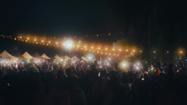 Люди Концерте Толпа Огнями Музыкальном Шоу Зрители Фотографируют Группу Смартфонах — стоковое видео