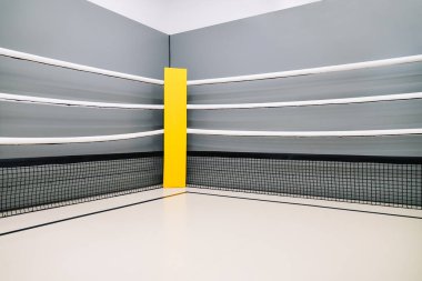Spor salonunda hiç kimsenin olmadığı boş bir boks ringi..
