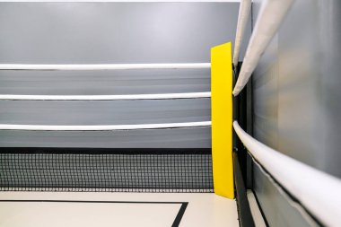 Spor salonunda hiç kimsenin olmadığı boş bir boks ringi..