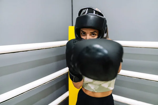Framifrån Ung Kvinna Med Boxningshandskar Och Skyddshjälm Som Kastar Ett — Stockfoto