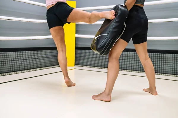 Midsectie Van Een Jonge Vrouw Oefenen Kick Met Haar Partner — Stockfoto