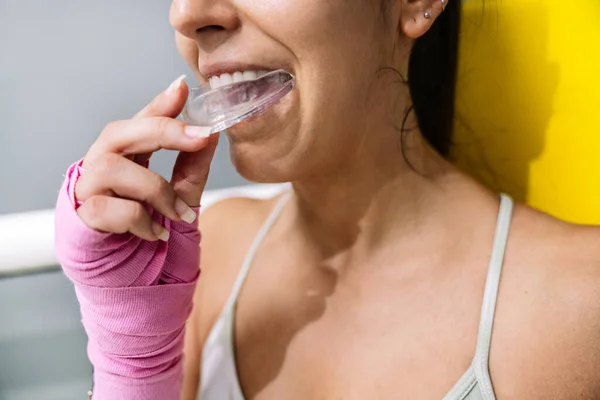 Partie Médiane Une Athlète Féminine Portant Protège Dents Lors Entraînement — Photo